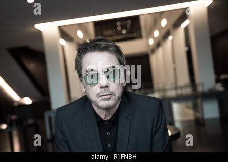 Amburgo, Germania. Xii Nov, 2018. Il musicista Jean-Michel Jarre a scattare una foto prima di una conferenza stampa sul programma 'Inverno di Luna' ad arte. Credito: Christian Charisius/dpa/Alamy Live News Foto Stock