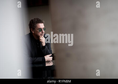 Amburgo, Germania. Xii Nov, 2018. Il musicista Jean-Michel Jarre a scattare una foto prima di una conferenza stampa sul programma 'Inverno di Luna' ad arte. Credito: Christian Charisius/dpa/Alamy Live News Foto Stock