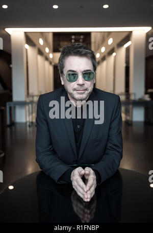 Amburgo, Germania. Xii Nov, 2018. Il musicista Jean-Michel Jarre a scattare una foto prima di una conferenza stampa sul programma 'Inverno di Luna' ad arte. Credito: Christian Charisius/dpa/Alamy Live News Foto Stock