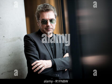 Amburgo, Germania. Xii Nov, 2018. Il musicista Jean-Michel Jarre a scattare una foto prima di una conferenza stampa sul programma 'Inverno di Luna' ad arte. Credito: Christian Charisius/dpa/Alamy Live News Foto Stock