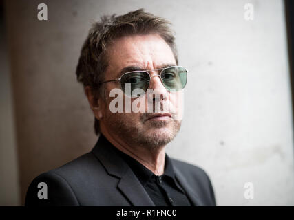 Amburgo, Germania. Xii Nov, 2018. Il musicista Jean-Michel Jarre a scattare una foto prima di una conferenza stampa sul programma 'Inverno di Luna' ad arte. Credito: Christian Charisius/dpa/Alamy Live News Foto Stock