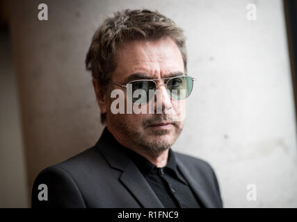 Amburgo, Germania. Xii Nov, 2018. Il musicista Jean-Michel Jarre a scattare una foto prima di una conferenza stampa sul programma 'Inverno di Luna' ad arte. Credito: Christian Charisius/dpa/Alamy Live News Foto Stock