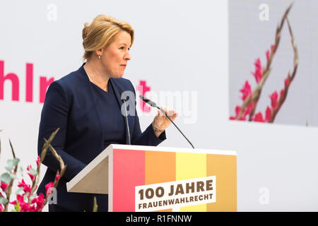 Berlino, Germania. 12 Novembre, 2018. Ministro federale tedesco per gli Affari familiari, cittadini anziani, donne e giovani, Franziska Giffey del Partito socialdemocratico (SPD) parla durante il cerimoniale di agire su "100 anni di suffragio femminile' nel Museo Storico Tedesco a Berlino. La cerimonia di consegna del Ministero federale per gli Affari familiari, le donne anziane e giovani e l'Accademia europea per le donne in politica ed economia Berlin e.V. (EAF Berlin) accompagna il giubileo con il motto "sostengono per la parità dei diritti - cosa stai?". Credito: SOPA Immagini limitata/Alamy Live News Foto Stock