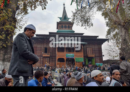 Srinagar Kashmir. 12 Novembre, 2018. Un musulmano del Kashmir uomo visto pregare presso un santuario del Santo Sufi Khwaja Naqshband Sahib in Srinagar.Migliaia di musulmani si sono riuniti alla tradizionale offerta ''Khawaja Digar'' massa speciali preghiere per contrassegnare il URS (anniversario della morte di Santo Sufi Khwaja Naqshband Sahib al suo santuario nella Khwaja Bazar area in Srinagar. Credito: SOPA Immagini/ZUMA filo/Alamy Live News Foto Stock