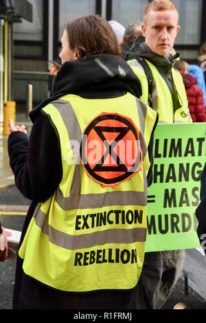 Londra, Regno Unito. 12 Novembre, 2018. Altissimo-accesso canottiere arrivare il messaggio,il cambiamento climatico protesta organizzata dalla ribellione di estinzione,una Giornata di disobbedienza civile è prevista per questo sabato,Victoria Street,London.UK Credit: Michael melia/Alamy Live News Foto Stock