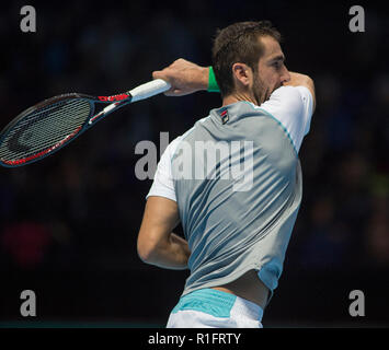 O2, Londra, Regno Unito. 12 Novembre, 2018. Giorno due del torneo all'O2 Arena di Londra con un pomeriggio singles match. Alexander Zverev (GER), classificato 3, vs Marin CILIC (CRO), classificato 5, Zverev vincere questo round robin match. Credito: Malcolm Park/Alamy Live News. Foto Stock