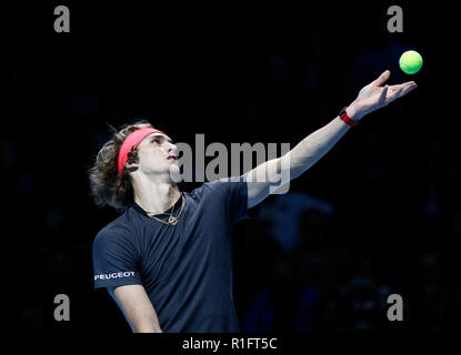 Londra, Regno Unito. 12 Novembre, 2018. O2 Arena, Londra, Inghilterra; Nitto tennis ATP Finals; Alexander Zverev (GER) serve a Marin CILIC (CRO) Credit: Azione Plus immagini di sport/Alamy Live News Foto Stock