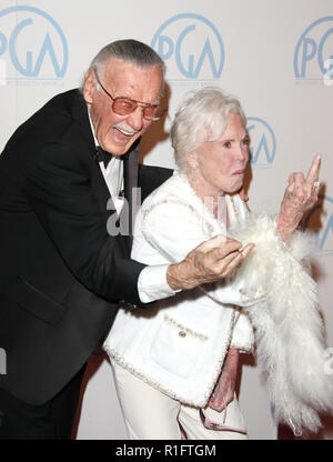 ***FILE FOTO*** Fumetto leggenda Stan Lee ha scomparso all'età di 95 Stan Lee e Joan B. Lee presso il XXIII Incontro annuale dei produttori Guild Awards presso il Beverly Hilton hotel on gennaio 21, 2012 a Beverly Hills, la California. © mpi27/MediaPunch Inc Credito: MediaPunch Inc/Alamy Live News Foto Stock