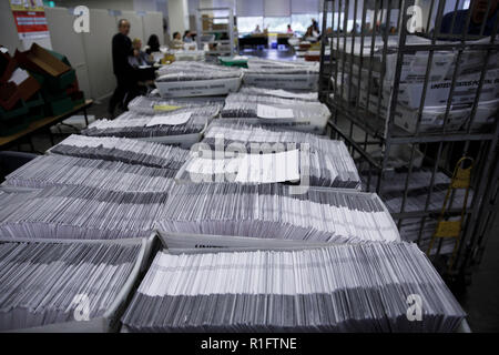 7 novembre 2018 - Norwalk, California, Stati Uniti - Vassoi di votare per posta (absentee) scrutini sono impilati per essere ordinati dal personale prima di essere contati al la contea del Registrar-Recorder ufficio il Mercoledì, 7 novembre 2018 a Norwalk, California Un certo numero di chiudere le gare in generale intermedia elezione sarà determinata dal voto per posta e scrutini provvisorio che continuano ad essere contati. Â© 2018 Patrick T. Fallon (credito Immagine: © Patrick Fallon/ZUMA filo) Foto Stock