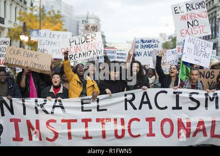 Madrid, Madrid, Spagna. Xi Nov, 2018. Una folla immensa di contestatori visto holding cartelloni per protestare dietro un enorme striscione durante la dimostrazione.centinaia di persone di diversa etnia background hanno protestato contro il razzismo al di fuori delle istituzioni spagnole in Madrid. I manifestanti hanno chiesto che i bianchi di riparare i danni che il razzismo ha fatto per la popolazione nera. Credito: Bruno Thevenin SOPA/images/ZUMA filo/Alamy Live News Foto Stock