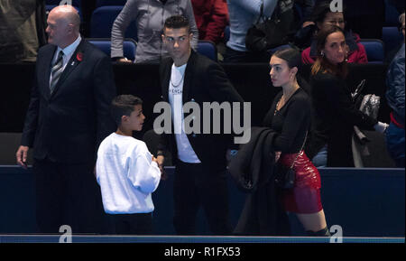 Londra, Regno Unito. 12 Novembre, 2018. La Juventus il calciatore Ronaldo assiste la partita serale con la sua fidanzata Georgina Rodriguez e suo figlio Cristiano Junior al Nitto ATP World Finals Londra presso l'O2, Londra, Inghilterra il 12 novembre 2018. Foto di Andy Rowland. Credito: Andrew Rowland/Alamy Live News Foto Stock