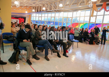 Caserta, Campania, Italia, 12 Nov 2018. Scuola V ¡ circolo didattico di Caserta prima in Italia per includere i richiedenti asilo nel suo personale (Antonio Balasco) Credito: Antonio Balasco/Alamy Live News Foto Stock