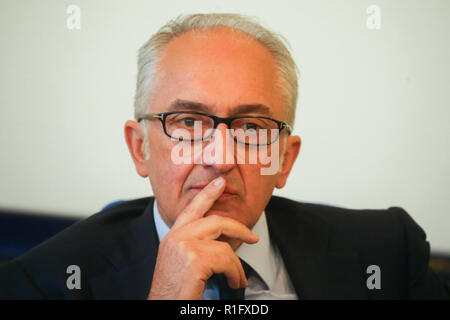 Caserta, Campania, Italia, 12 Nov 2018. Scuola V ¡ circolo didattico di Caserta prima in Italia per includere i richiedenti asilo nel suo staff nella foto il sindaco di Caserta Carlo Marino Credito: Antonio Balasco/Alamy Live News Foto Stock