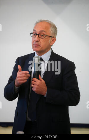 Caserta, Campania, Italia, 12 Nov 2018. Scuola V ¡ circolo didattico di Caserta prima in Italia per includere i richiedenti asilo nel suo staff nella foto il sindaco di Caserta Carlo Marino durante il suo discorso di credito: Antonio Balasco/Alamy Live News Foto Stock