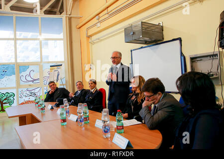 Caserta, Campania, Italia, 12 Nov 2018. Scuola V ¡ circolo didattico di Caserta prima in Italia per includere i richiedenti asilo nel suo staff nella foto il sindaco di Caserta Carlo Marino durante il suo discorso di credito: Antonio Balasco/Alamy Live News Foto Stock