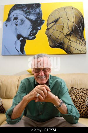 Beverly Hills, in California, Stati Uniti d'America. 28 apr 2011. STAN LEE, creatore di Spiderman e un autore di fumetti, editor, attore, produttore, editore, televisione personalità e l ex presidente e presidente di Marvel Comics. Credito: Jonathan Alcorn/ZUMAPRESS.com/Alamy Live News Foto Stock