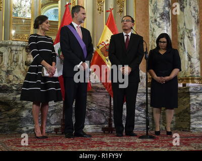 Lima, Perù. 12 Nov 2018. Regina Letizia di Spagna (L) e il re Felipe VI di Spagna (2L) comportano per le foto con il Presidente peruviano Martin Vizcarra (2R) e First Lady Maribel Diaz (R) al loro arrivo presso il Palazzo del Governo. Lo spagnolo Royals arrivati in Perù per una tre giorni di visita di Stato a sottoscrivere gli accordi e lo stiramento delle fascette. Credito: Fotoholica Press Agency/Alamy Live News Foto Stock