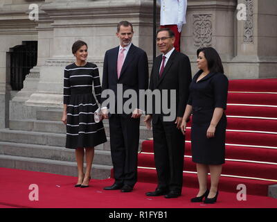 Lima, Perù. 12 Nov 2018. Regina Letizia di Spagna (L) e il re Felipe VI di Spagna (2L) comportano per le foto con il Presidente peruviano Martin Vizcarra (2R) e First Lady Maribel Diaz (R) al loro arrivo presso il Palazzo del Governo. Lo spagnolo Royals arrivati in Perù per una tre giorni di visita di Stato a sottoscrivere gli accordi e lo stiramento delle fascette. Credito: Fotoholica Press Agency/Alamy Live News Foto Stock