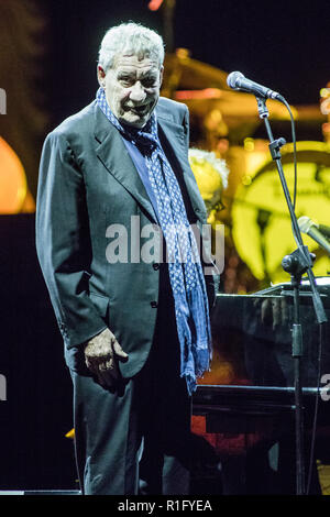 Milano Italia. Il 12 novembre 2018. Il cantante italiano pianista compositore e avvocato Paolo Conte si esibisce dal vivo in scena al Teatro Degli Arcimboldi in supporto al Comitato Lombardia della Associazione Italiana per la ricerca sul cancro AIRC. Credito: Rodolfo Sassano/Alamy Live News Foto Stock