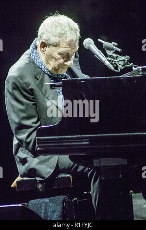 Milano Italia. Il 12 novembre 2018. Il cantante italiano pianista compositore e avvocato Paolo Conte si esibisce dal vivo in scena al Teatro Degli Arcimboldi in supporto al Comitato Lombardia della Associazione Italiana per la ricerca sul cancro AIRC. Credito: Rodolfo Sassano/Alamy Live News Foto Stock