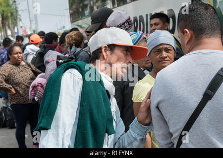 Irapuato, Guanajuato, Messico. 12 Nov 2018. Honduregni rifugiati con l'America centrale caravan migrante la linea fino a prendere un autobus a nord-ovest verso la frontiera degli Stati Uniti Novembre 12, 2018 a Irapuato, Guanajuato, Messico. Il caravan è stato sulla strada per un mese è a metà strada lungo il loro viaggio a Tijuana. Credito: Planetpix/Alamy Live News Foto Stock