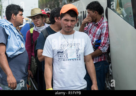 Irapuato, Guanajuato, Messico. 12 Nov 2018. Honduregni rifugiati con l'America centrale caravan migrante la linea fino a prendere un autobus a nord-ovest verso la frontiera degli Stati Uniti Novembre 12, 2018 a Irapuato, Guanajuato, Messico. Il caravan è stato sulla strada per un mese è a metà strada lungo il loro viaggio a Tijuana. Credito: Planetpix/Alamy Live News Foto Stock