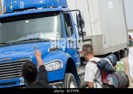 Irapuato, Guanajuato, Messico. 12 Nov 2018. Honduregni rifugiati con l'America centrale caravan migranti provare a bandiera verso il basso passando i carrelli per continuare lungo il loro viaggio a nord-ovest verso la frontiera degli Stati Uniti Novembre 12, 2018 a Irapuato, Guanajuato, Messico. Il caravan è stato sulla strada per un mese è a metà strada lungo il loro viaggio a Tijuana. Credito: Planetpix/Alamy Live News Foto Stock