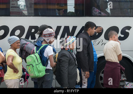 Irapuato, Guanajuato, Messico. 12 Nov 2018. Honduregni rifugiati con l'America centrale caravan migrante la linea fino a prendere un autobus a nord-ovest verso la frontiera degli Stati Uniti Novembre 12, 2018 a Irapuato, Guanajuato, Messico. Il caravan è stato sulla strada per un mese è a metà strada lungo il loro viaggio a Tijuana. Credito: Planetpix/Alamy Live News Foto Stock