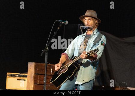 Madison, Wisconsin, Stati Uniti d'America. 5 Novembre, 2018. Musicista TODD SNIDER presso l'Overture Center per le Arti di Madison, Wisconsin Credit: Daniel DeSlover/ZUMA filo/Alamy Live News Foto Stock