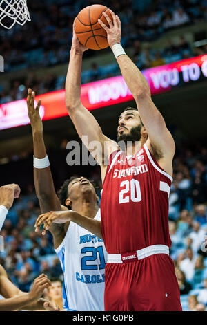 Chapel Hill, North Carolina, Stati Uniti d'America. 12 Nov 2018. Stanford centro cardinale Josh Sharma (20) durante il NCAA College Basketball gioco tra la Stanford il cardinale e la North Carolina Tar Heels al Dean E. Smith Center il Lunedì 12 Novembre, 2018 a Chapel Hill, North Carolina. Giacobbe Kupferman/CSM Credito: Cal Sport Media/Alamy Live News Foto Stock