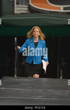 MIAMI, FL - 11 ottobre: Debbie Wasserman Schultz partecipa ad un evento di grassroots per il Presidente degli Stati Uniti Barack Obama al centro BankUnited su ottobre 11, 2012 a Miami in Florida. Persone: Debbie Wasserman Schultz Foto Stock