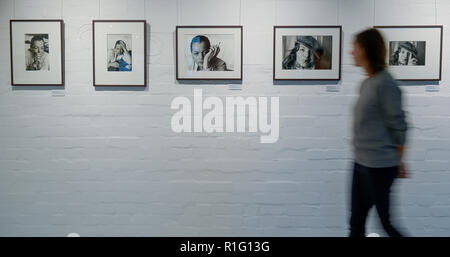 Amburgo, Germania. Xii Nov, 2018. Una donna in Fabrik der Künste in Romy Schneider mostra guarda le foto con i ritratti del defunto attrice. La mostra che si terrà dal 14 novembre al 02 dicembre 2018, caratteristiche foto, copertine di riviste e manifesti di cinema da Schneider il momento dalla collezione privata Joost. Credito: Axel Heimken/dpa/Alamy Live News Foto Stock