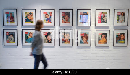 Amburgo, Germania. Xii Nov, 2018. Una donna contemplato in fabbrica delle arti in Romy Schneider - mostra titolo rivista con immagini del defunto attrice. La mostra che si terrà dal 14 novembre al 02 dicembre 2018, caratteristiche foto, copertine di riviste e manifesti di cinema da Schneider il momento dalla collezione privata Joost. Credito: Axel Heimken/dpa/Alamy Live News Foto Stock