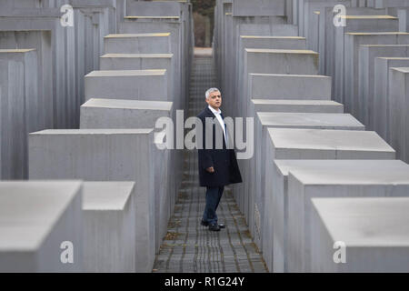 Sindaco di Londra Sadiq Khan paga i suoi rispetti al memoriale per gli ebrei assassinati in Europa a Berlino, Germania, durante una visita di tre giorni a capitali europee dove incontrerà i dirigenti aziendali e i politici. Foto Stock