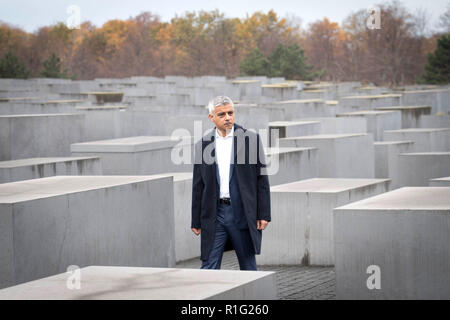 Sindaco di Londra Sadiq Khan paga i suoi rispetti al memoriale per gli ebrei assassinati in Europa a Berlino, Germania, durante una visita di tre giorni a capitali europee dove incontrerà i dirigenti aziendali e i politici. Foto Stock