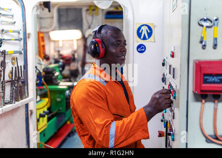 Marine ufficiale di macchina lavora nella camera del motore Foto Stock