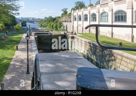 Rideau Canal si blocca nella città di Ottawa, Ontario, Canada Foto Stock