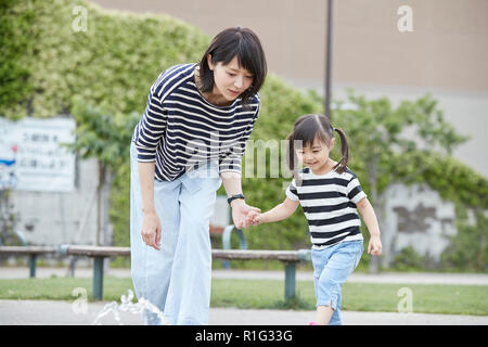 Giapponese madre e figlia in un parco della città Foto Stock