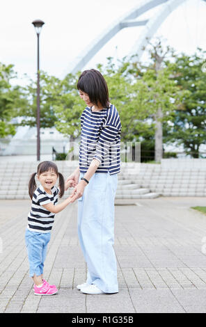 Giapponese madre e figlia in un parco della città Foto Stock