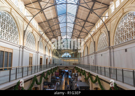 SAN FRANCISCO - 07 novembre 2018: all'interno di Stile Beaux Arts Ferry Building Marketplace Foto Stock