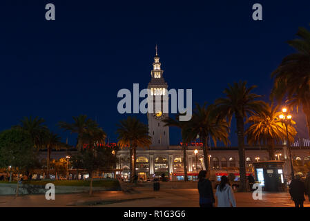 SAN FRANCISCO - 07 novembre 2018: Stile Beaux Arts Ferry Building Marketplace di notte Foto Stock