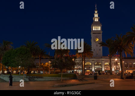 SAN FRANCISCO - 07 novembre 2018: Stile Beaux Arts Ferry Building Marketplace di notte Foto Stock