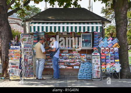 L'uomo acquista articoli da giornali e riviste stand in plaza vicino alla Moschea Blu, Istanbul, Turchia Foto Stock