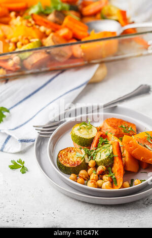 Verdure al forno (carote, zucchine, patate dolci, zucca) con i ceci. Impianto basato dieta concetto. Foto Stock