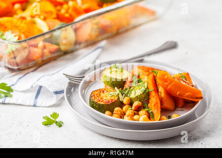 Verdure al forno (carote, zucchine, patate dolci, zucca) con i ceci. Impianto basato dieta concetto. Foto Stock