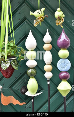 Decorazioni in ceramica nella parte anteriore del vintage in legno porta dipinta in verde. Foto Stock