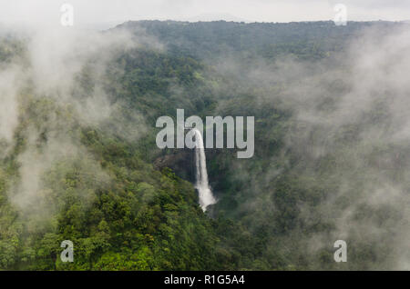 Sural o Surla Falls, noto con il suo nome Konkani Ladkyacho Vozar, significa "Cascate dell'Amato", visto dal punto di vista su Chorla Ghat durante il monsone Foto Stock