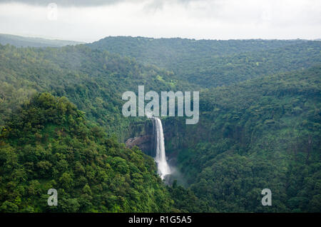 Sural o Surla Falls, noto con il suo nome Konkani Ladkyacho Vozar, significa "Cascate dell'Amato", visto dal punto di vista su Chorla Ghat durante il monsone Foto Stock