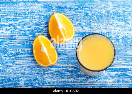 Orange frutta fresca e tagliare le arance in un tavolo di legno. luogo per il testo Foto Stock