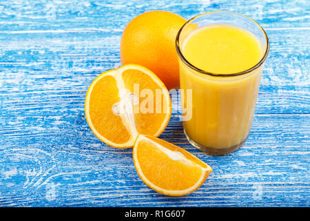 Orange frutta fresca e tagliare le arance in un tavolo di legno. luogo per il testo Foto Stock